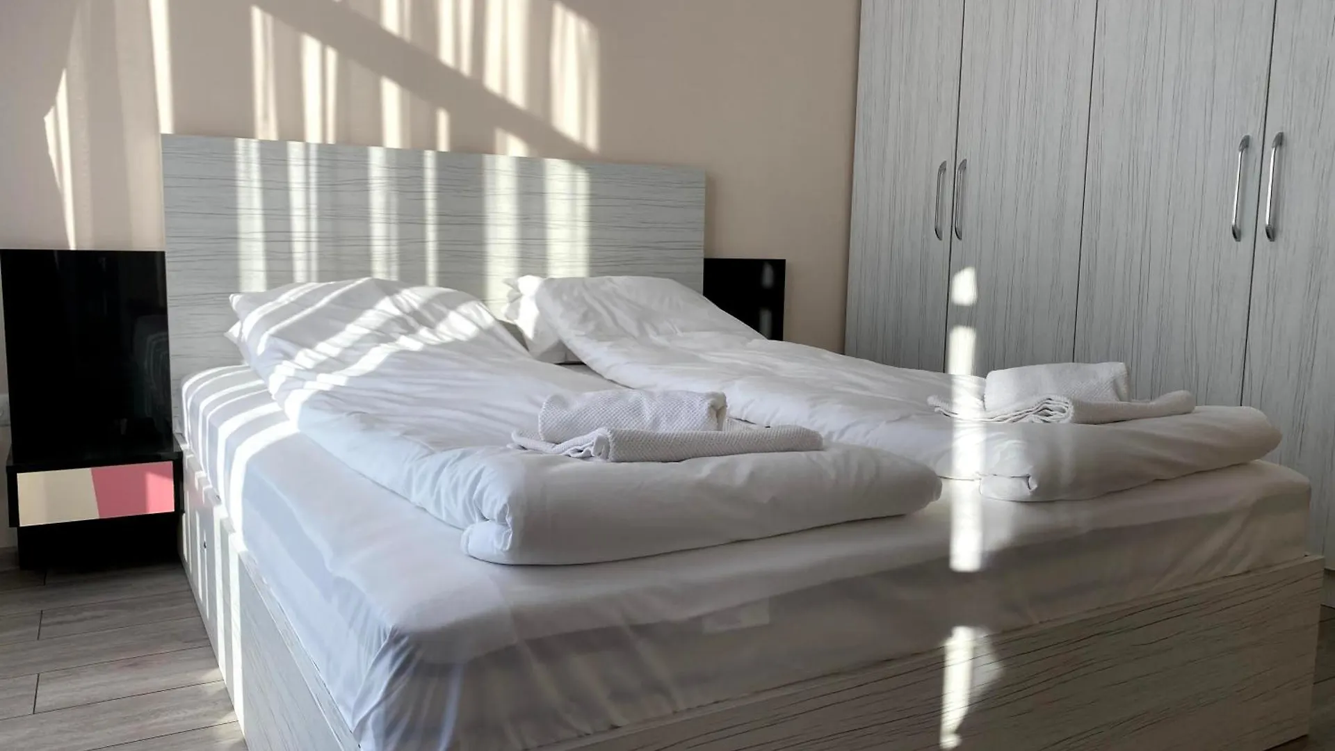 Mountain View Magenta White Apartment 索菲亞 保加利亚