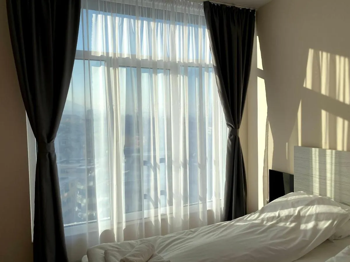 Mountain View Magenta White Apartment 索菲亞
