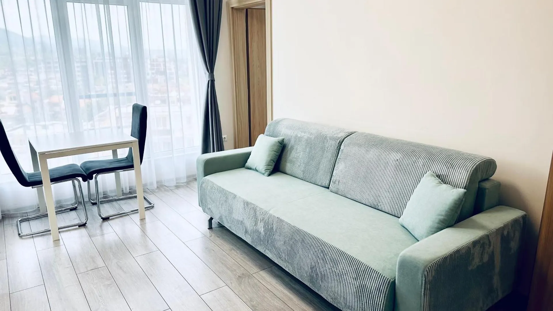 Mountain View Magenta White Apartment 索菲亞