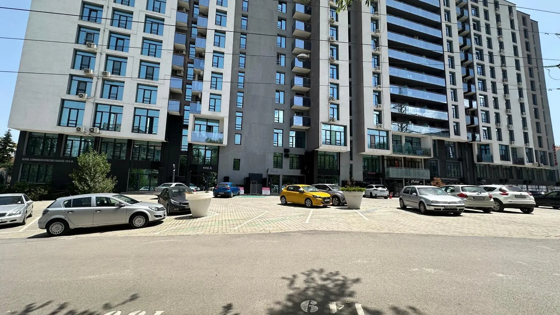 Mountain View Magenta White Apartment 索菲亞